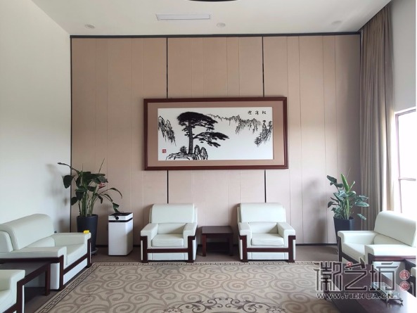 適合會(huì)議室接待廳掛的《迎客松》鐵畫(huà)(300x150cm)