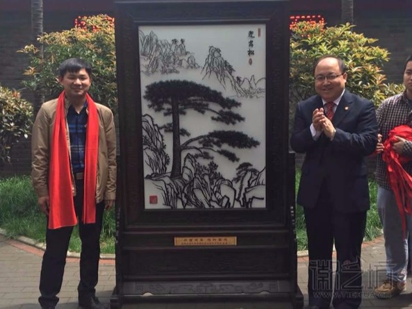 西安交通大學(xué)安徽校友會(huì)贈(zèng)送給你母校的校慶禮品《迎客松》鐵畫(huà)屏風(fēng)